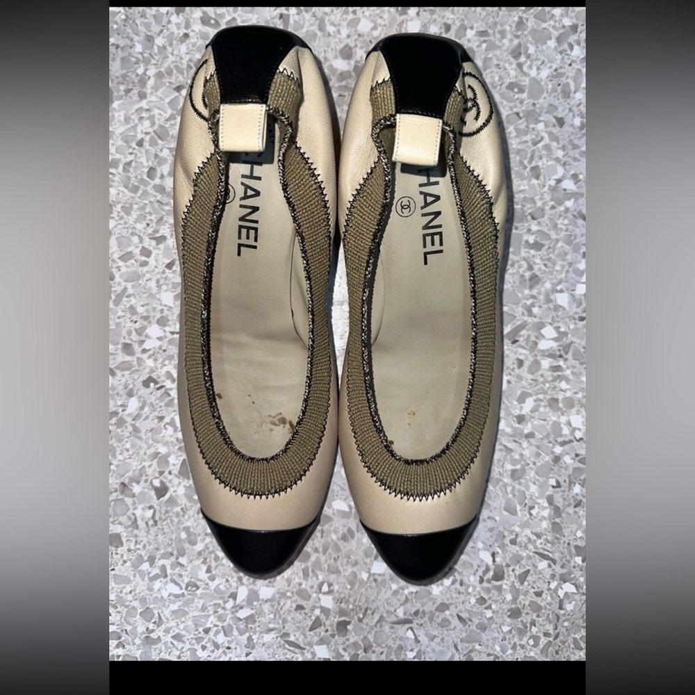 CHANEL Interlocking CC Logo Leather Pumps SIZE 40